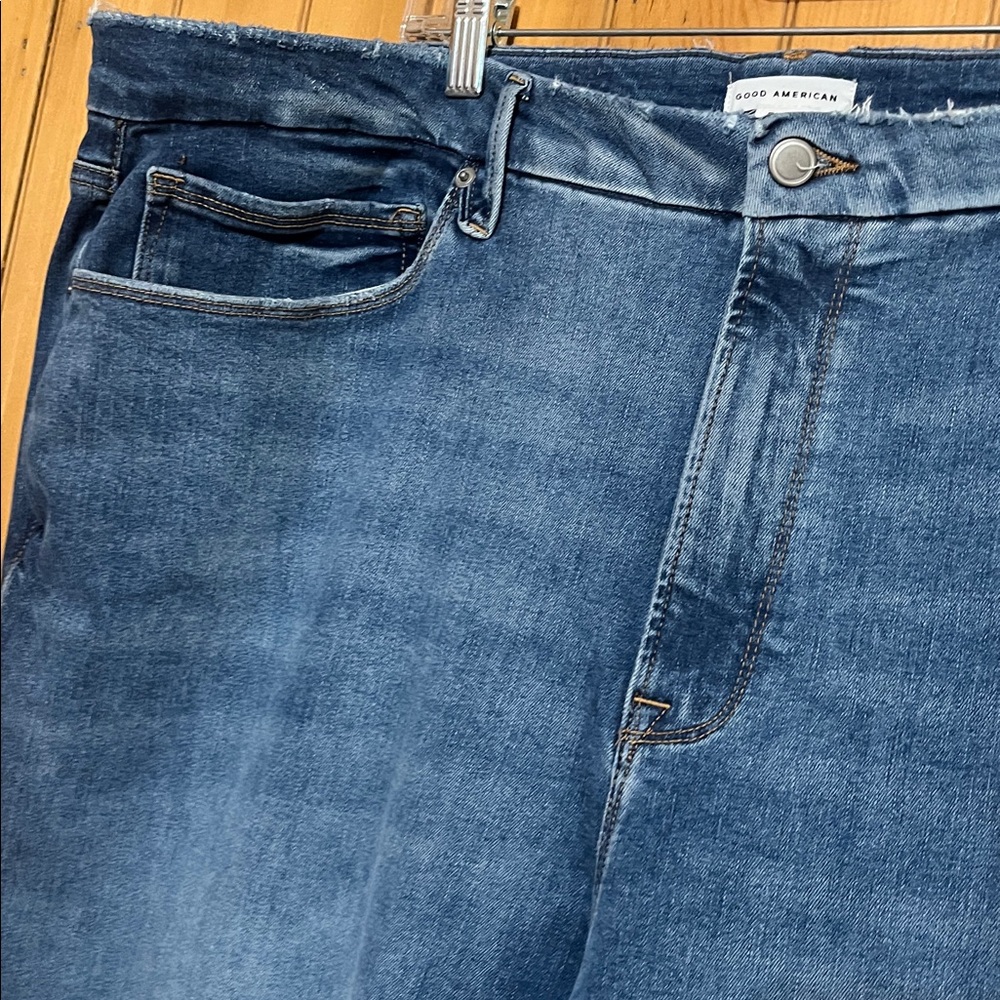 Good American Good Classic Slim Bootcut Jeans - Picture 8 of 10
